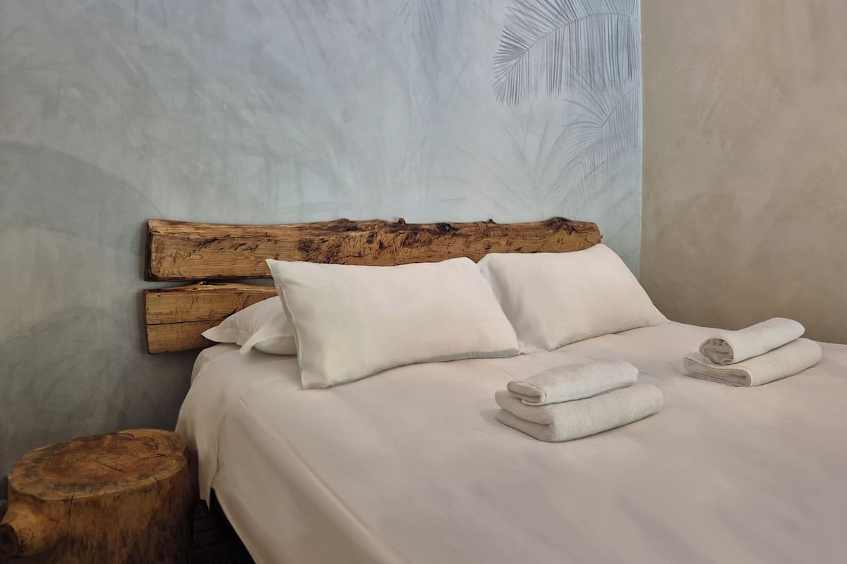 Standard Double Room, 1 King Bed, Courtyard View, Ground Floor | Down duvets, memory-foam beds, in-room safe, desk