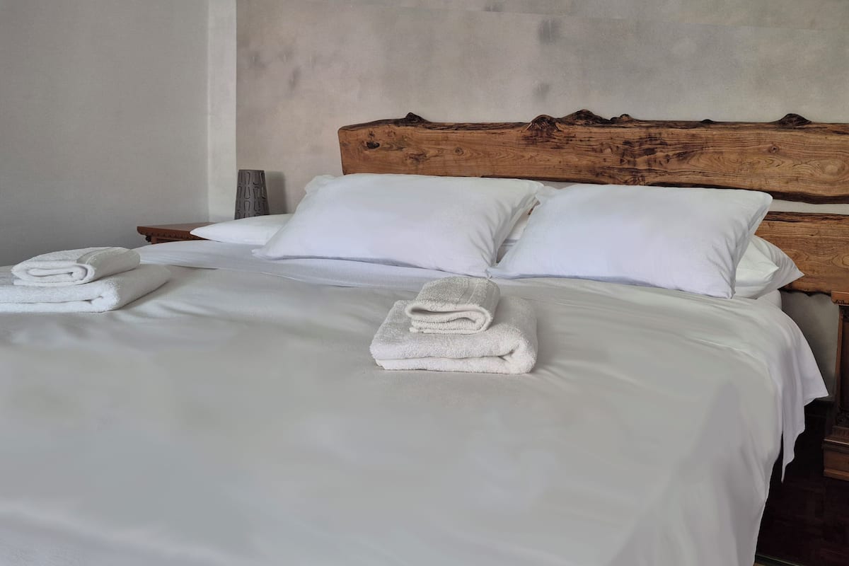 Deluxe Double Room, 1 Bedroom, Hill View, Annex Building | Down duvets, memory-foam beds, in-room safe, desk