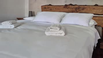 Habitación Deluxe doble, 1 habitación, vistas a la colina, en edificio anexo | Edredones de plumas, colchones viscoelásticos, caja fuerte y escritorio