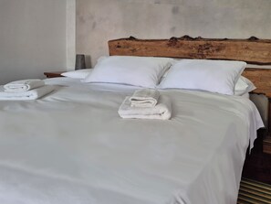 Kahden hengen deluxe-huone, 1 makuuhuone, näköala mäelle, lisärakennuksessa | Untuvapeitot, memory foam -patjalliset sängyt, tallelokero huoneessa