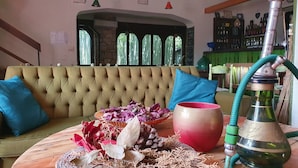 A room with a sofa, a hookah, and a decorative centerpiece. - WIKI HOSTEL Colive - Adults Only & Pet Friendly (Zagarolo)