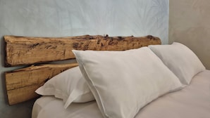 A bed with white bedding and a wooden headboard. - WIKI HOSTEL Colive - Adults Only & Pet Friendly (Zagarolo)