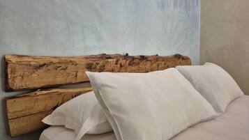 Doppia Standard, 1 letto king, vista cortile, al piano terra | Copriletto in piuma, materassi in memory foam, una cassaforte in camera
