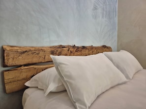 A bed with white bedding and a wooden headboard. - WIKI HOSTEL Colive - Adults Only & Pet Friendly (Zagarolo)