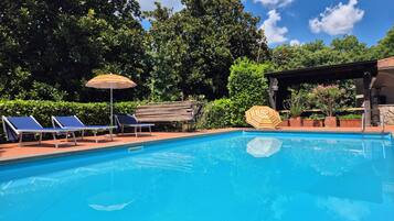 Piscine extérieure (ouverte en saison), parasols de plage