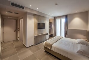 Classic Room | Hypo-allergenic bedding, minibar, in-room safe, desk