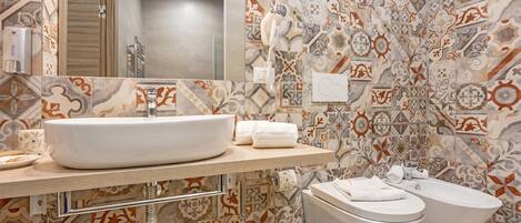 Ein Badezimmer mit einem großen Waschbecken, zwei Toiletten und einem Spiegel.