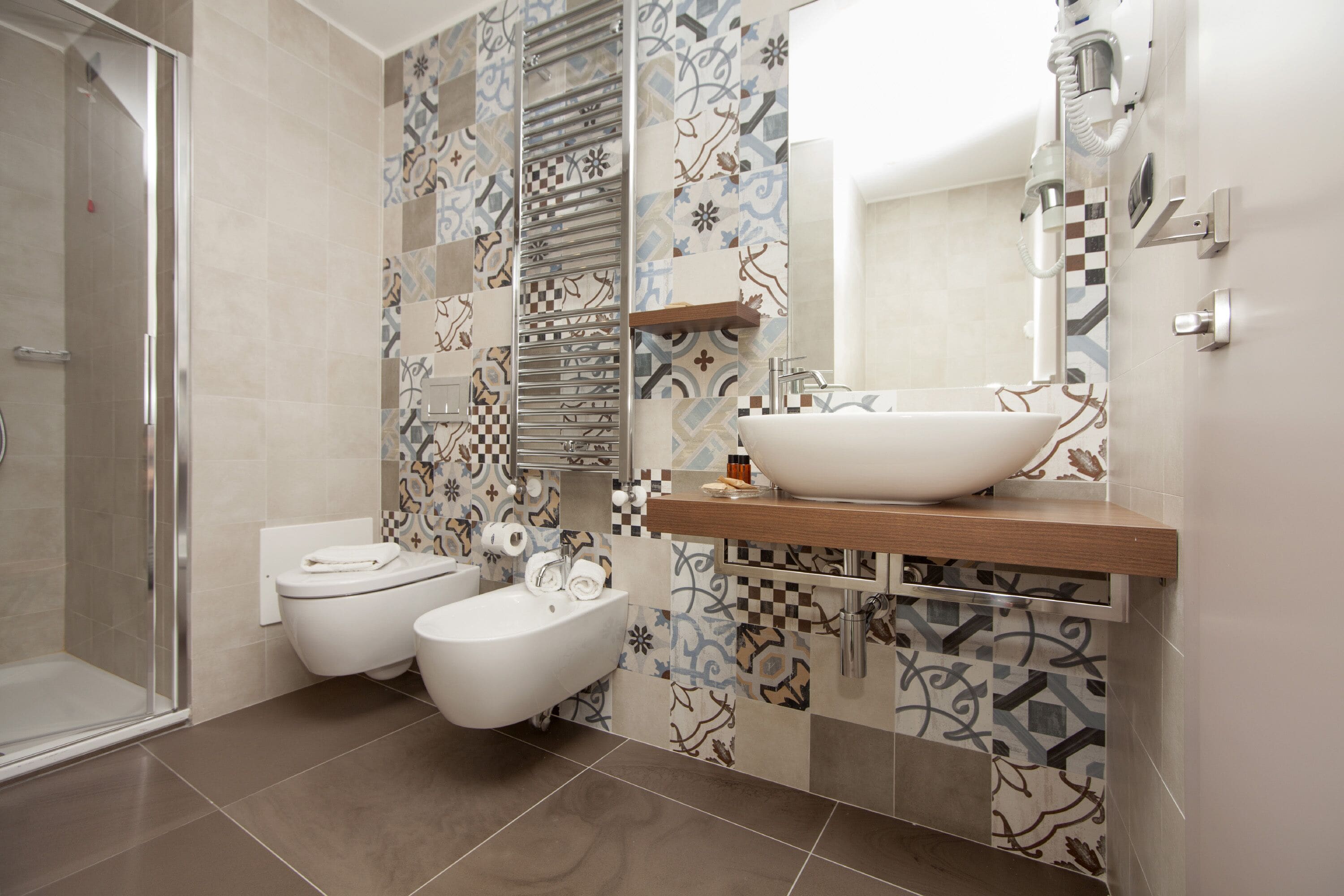 classic room | bathroom | shower, free toiletries, hair dryer, bidet