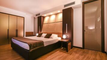 Junior-Suite | Allergikerbettwaren, Minibar, Zimmersafe, Schreibtisch