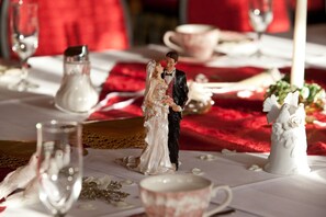 A wedding cake topper with a bride and groom. - Pension Waldoase Hirschbüchenkopf (Harzgerode)