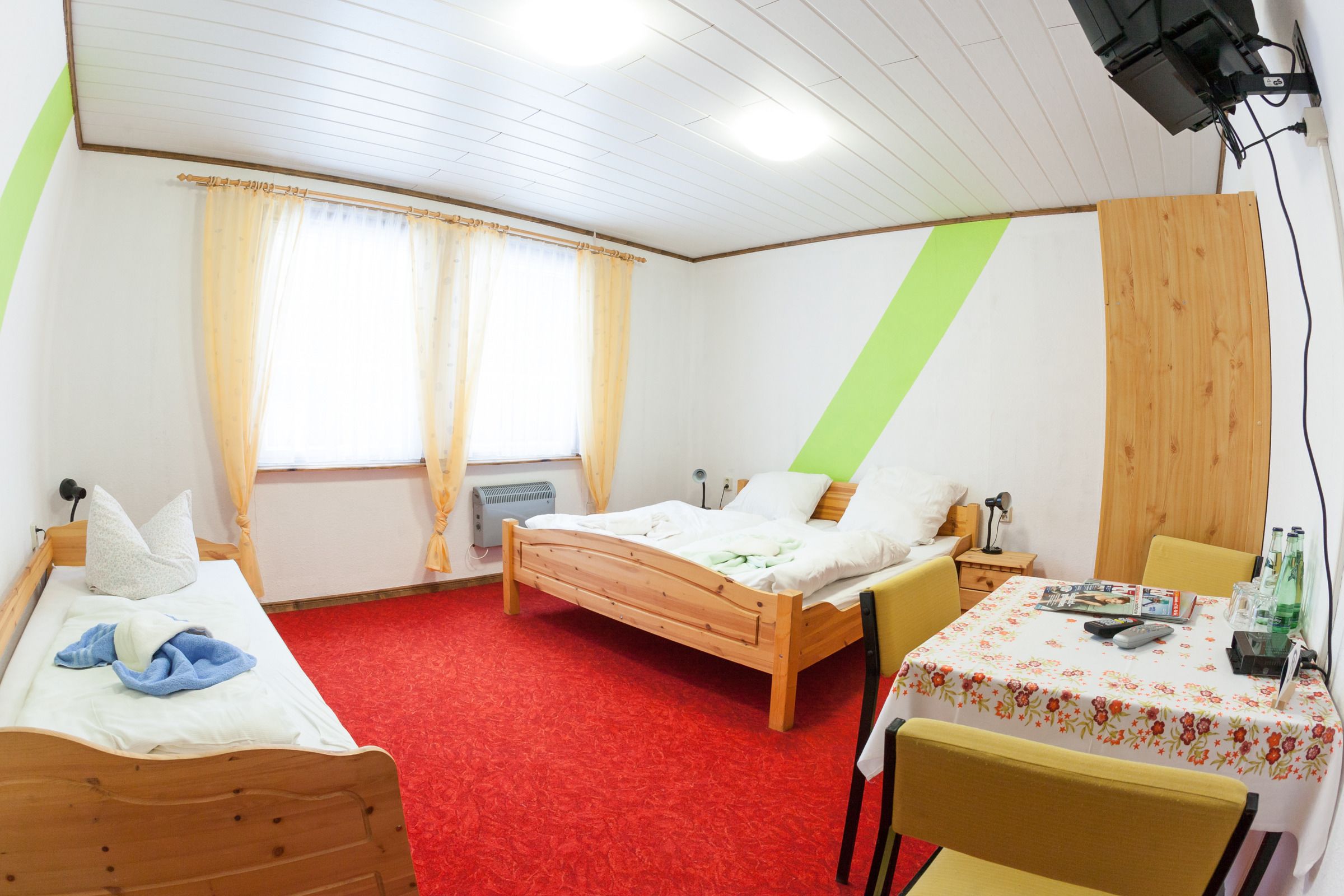 Vierbettzimmer | Zimmersafe, Schreibtisch, Verdunkelungsvorhänge, Bügeleisen/Bügelbrett