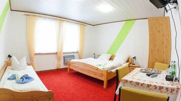 Vierbettzimmer | 1 Schlafzimmer, Zimmersafe, Schreibtisch, Verdunkelungsvorhänge