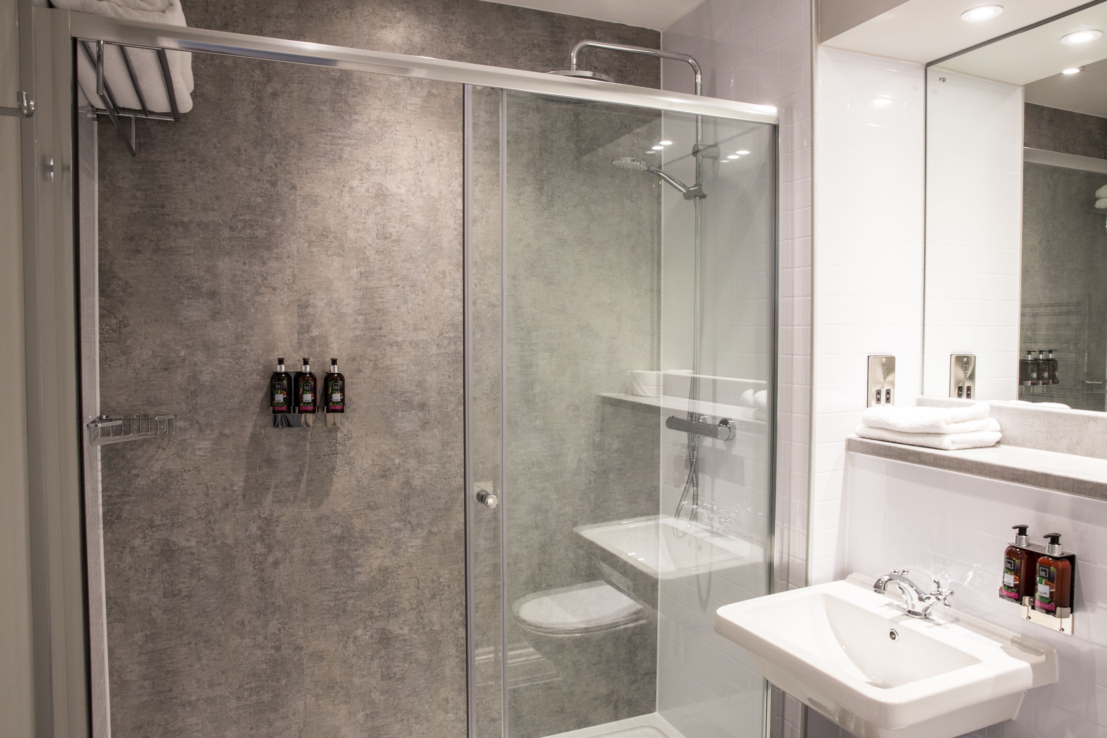 combined shower/bathtub, hair dryer, towels