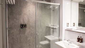 Combined shower/tub, hair dryer, towels