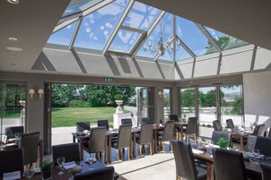 供应早餐、午餐和晚餐，英国菜