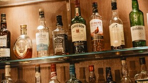 A bar with multiple shelves of liquor bottles. - Long John’s Hotel (Amersfoort)