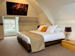 Comfort Suite, 2 Twin Beds, Ensuite | Free WiFi, bed sheets - Long John’s Hotel (Amersfoort)