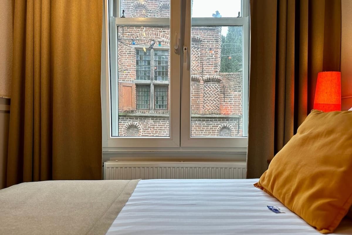 comfort twin room, 2 single beds, ensuite | free wifi, bed sheets