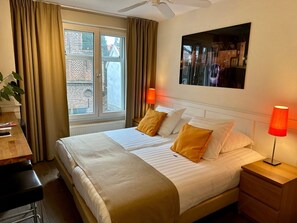 Free WiFi, bed sheets - Long John’s Hotel (Amersfoort)