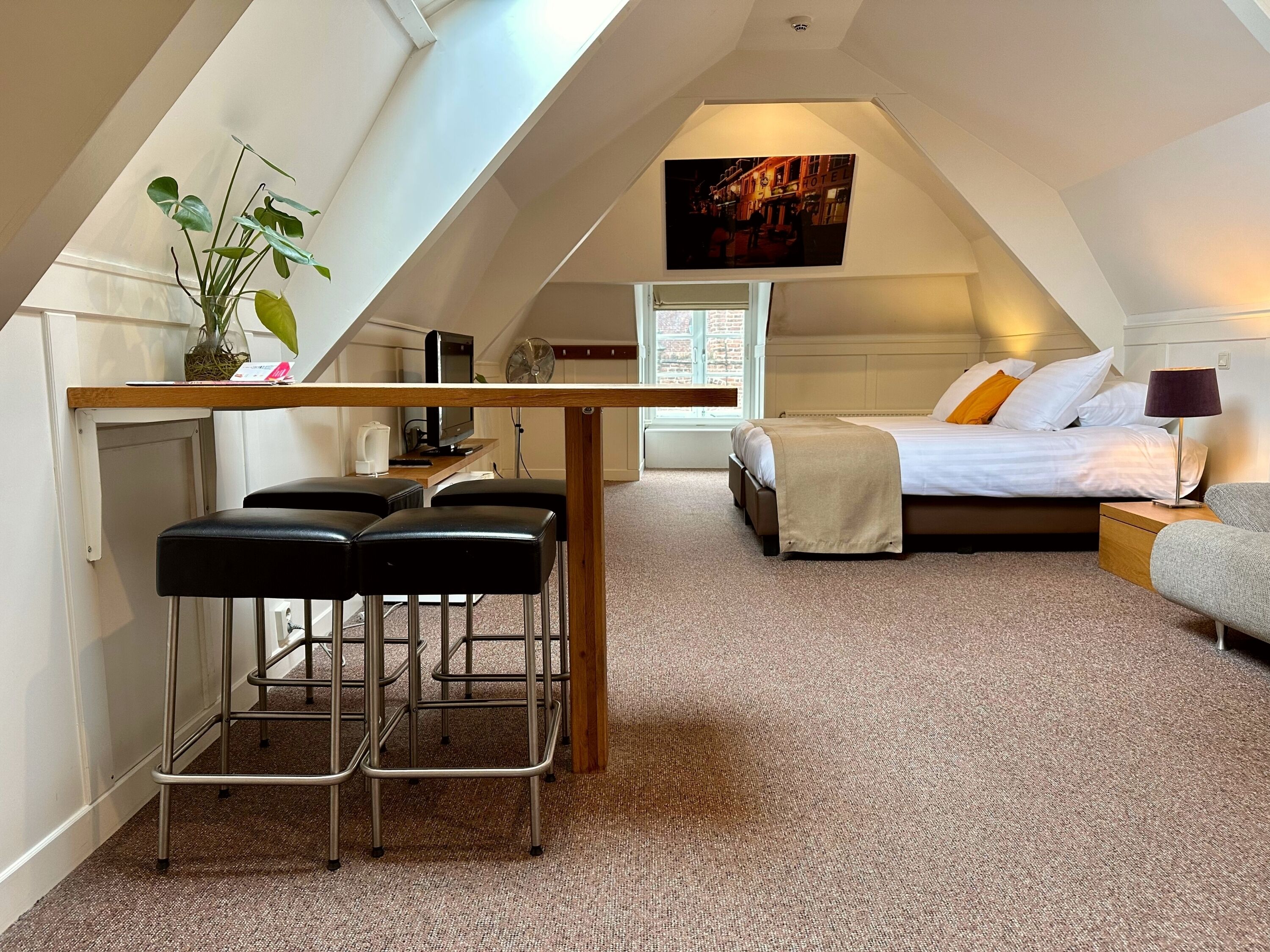 comfort suite, 2 single beds, ensuite | free wifi, bed sheets