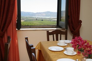 Lunch and dinner served, Regional cuisine