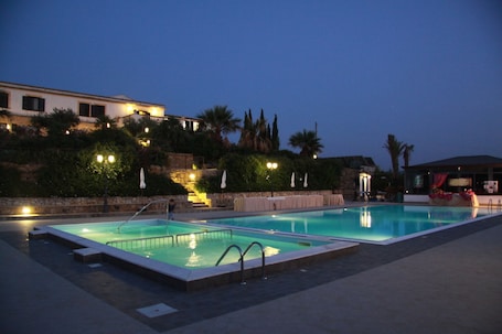 Piscina stagionale all'aperto. Hotel Don Giovanni