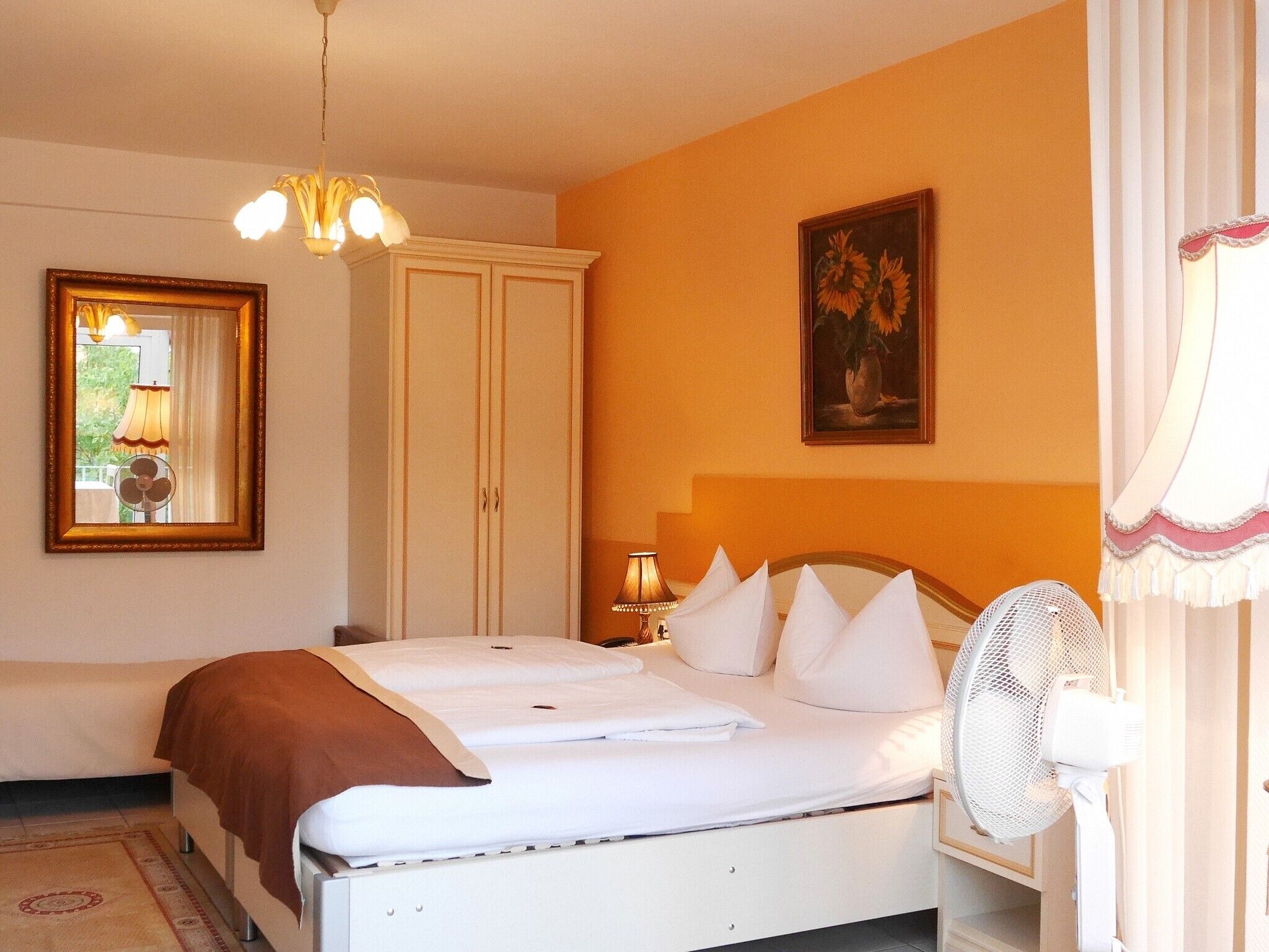 double room, private bathroom (mit wintergarten )