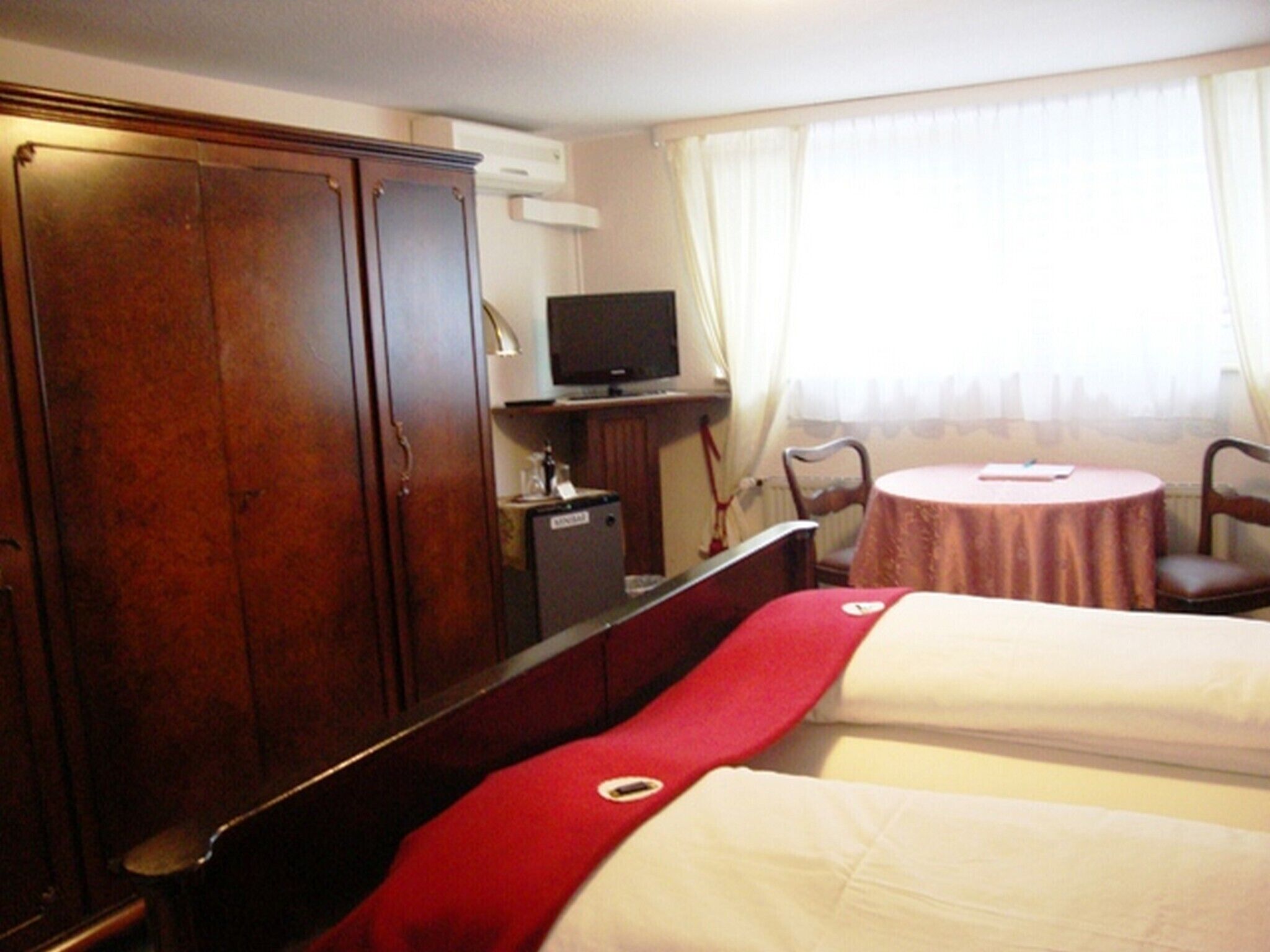 economy double room, private bathroom (im untergeschoss )