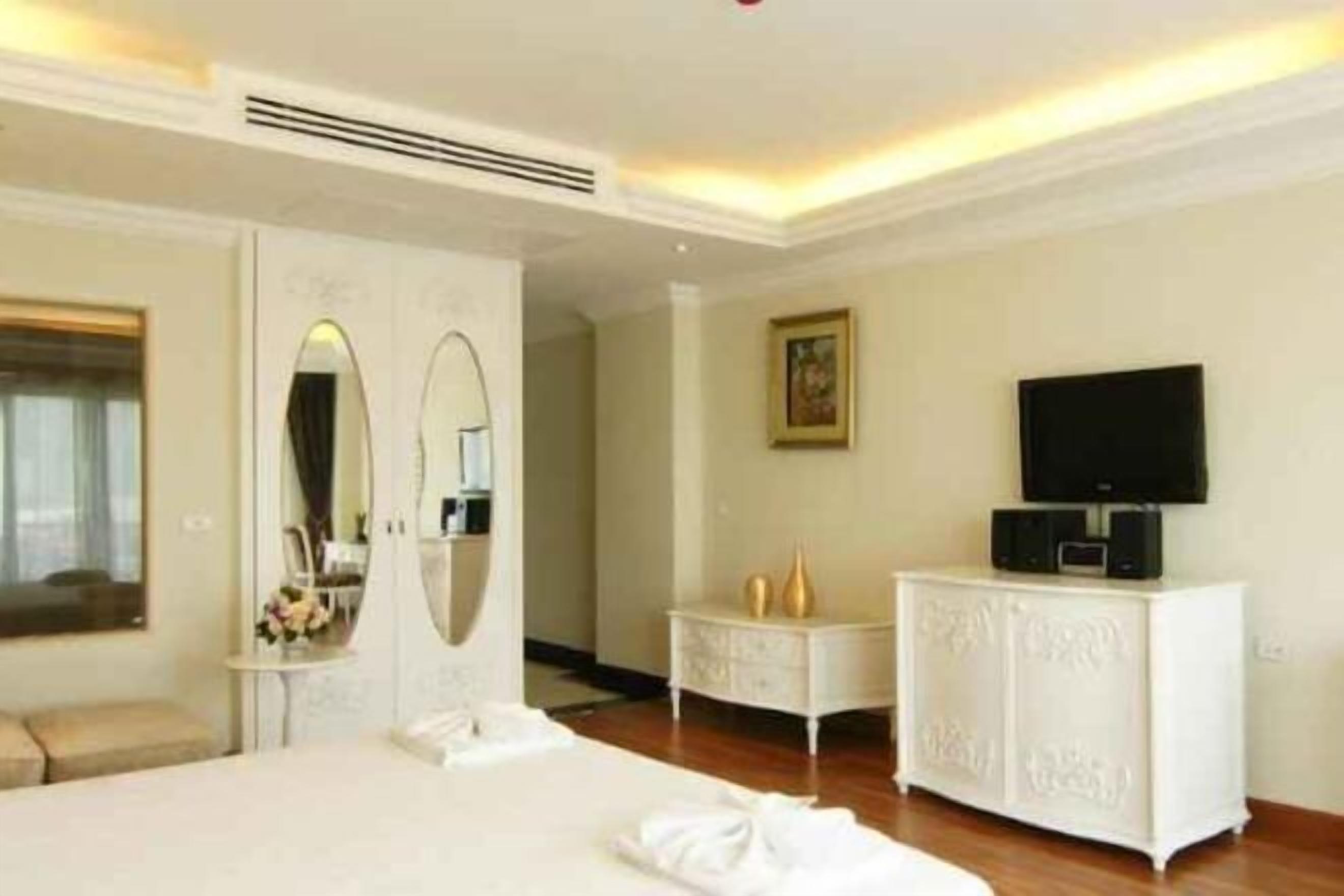 มินิบาร์, ตู้นิรภัยในห้องพัก, โต๊ะทำงาน, ผ้าม่านกันแสง