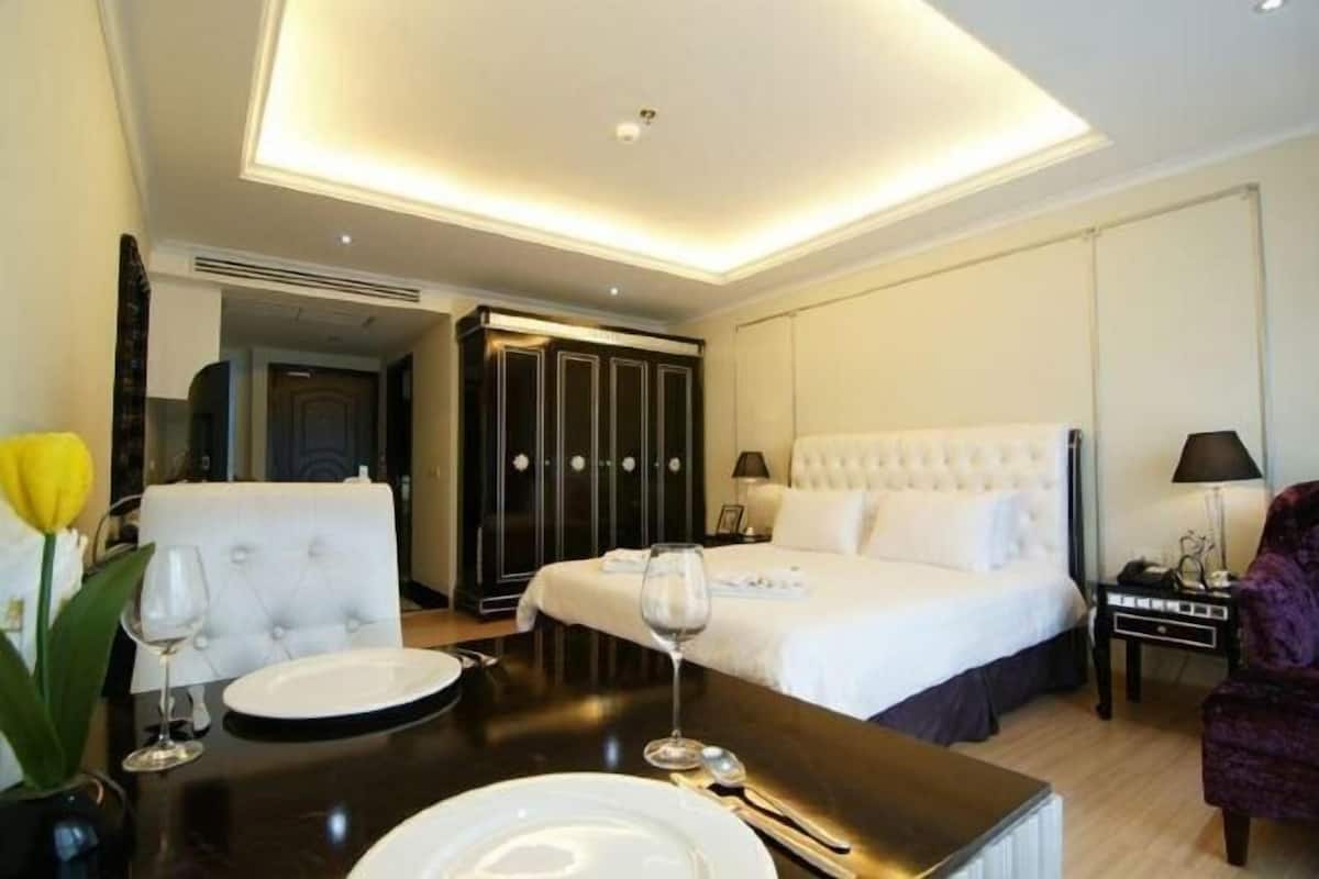 2 bedrooms, minibar, in-room safe, desk