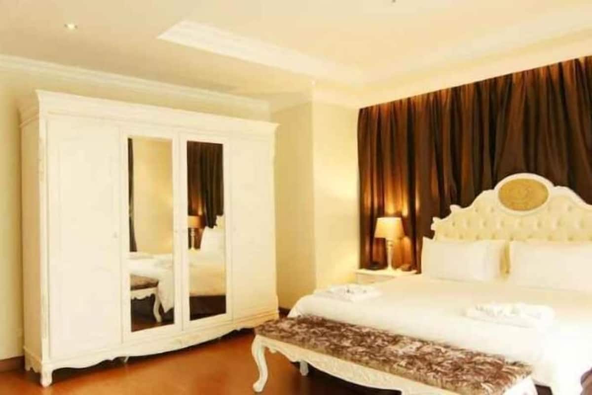 2 bedrooms, minibar, in-room safe, desk