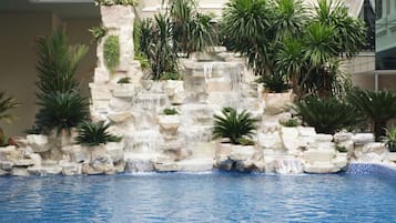 2 ulkouima-allasta, aurinkotuoleja