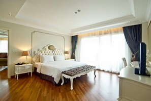 Minibar, in-room safe, desk, blackout curtains - LK Miracle Suite (Pattaya)