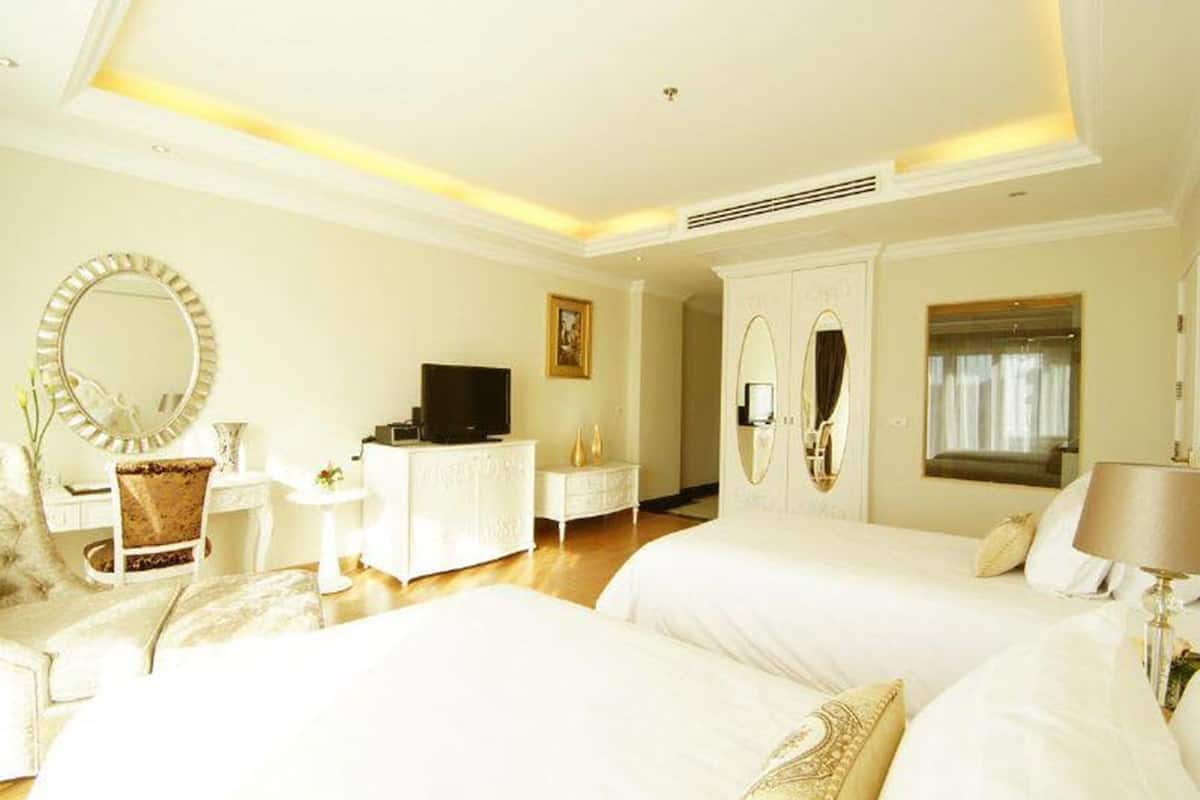 Minibar, in-room safe, desk, blackout drapes