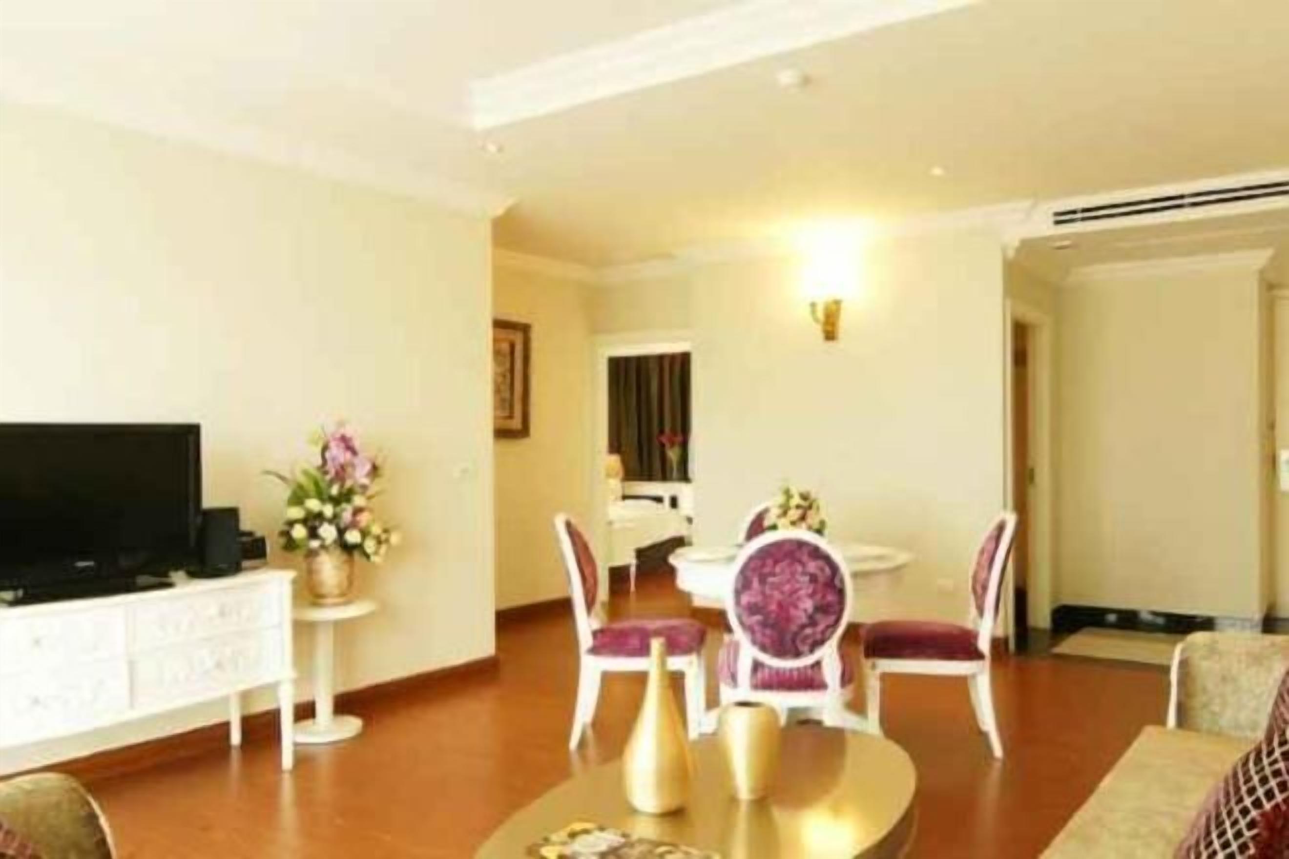 บริเวณนั่งเล่น | ทีวีจอแอลซีดี 32 นิ้ว พร้อมช่องดาวเทียม, ทีวี, เครื่องเล่นดีวีดี