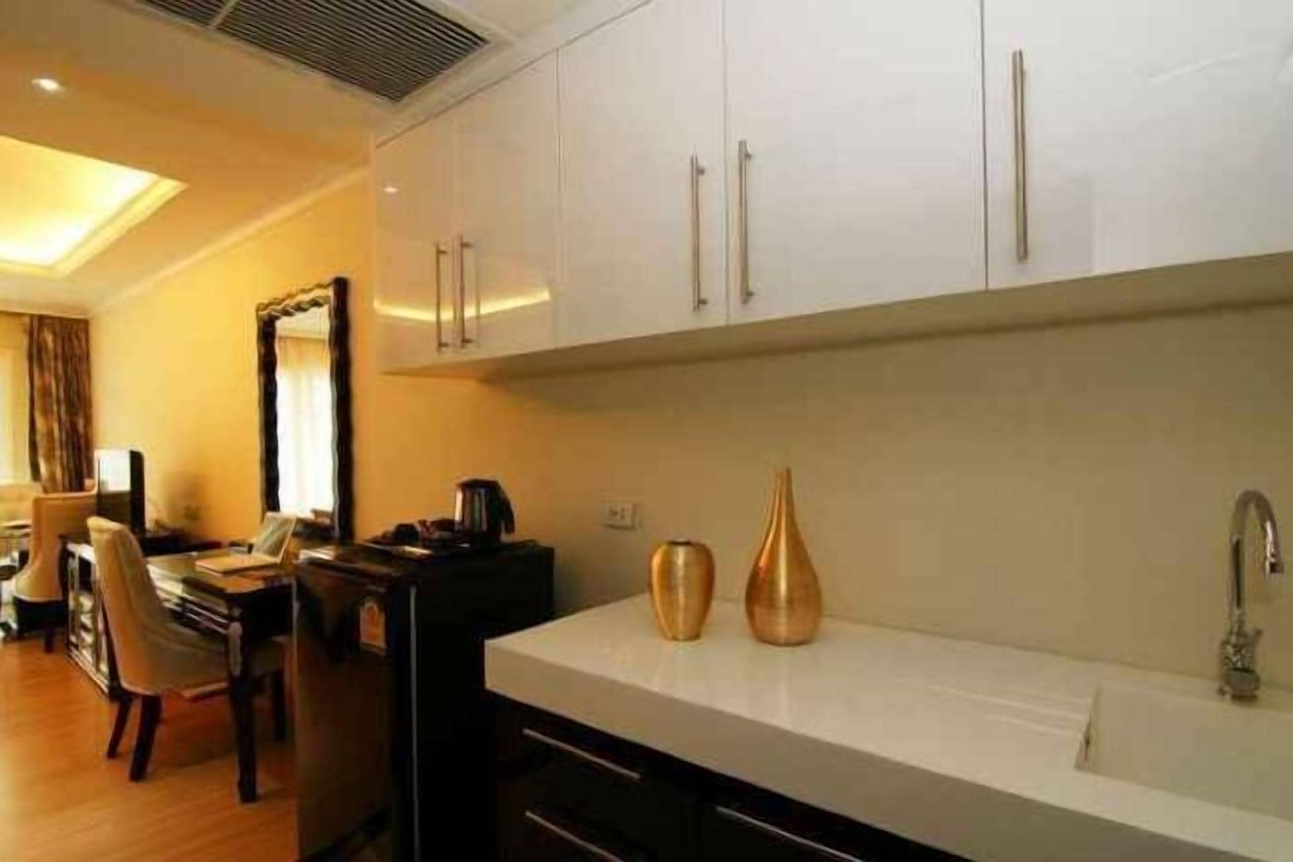 Privat køkken | Køleskab/fryser i fuld størrelse, kaffe-/temaskine