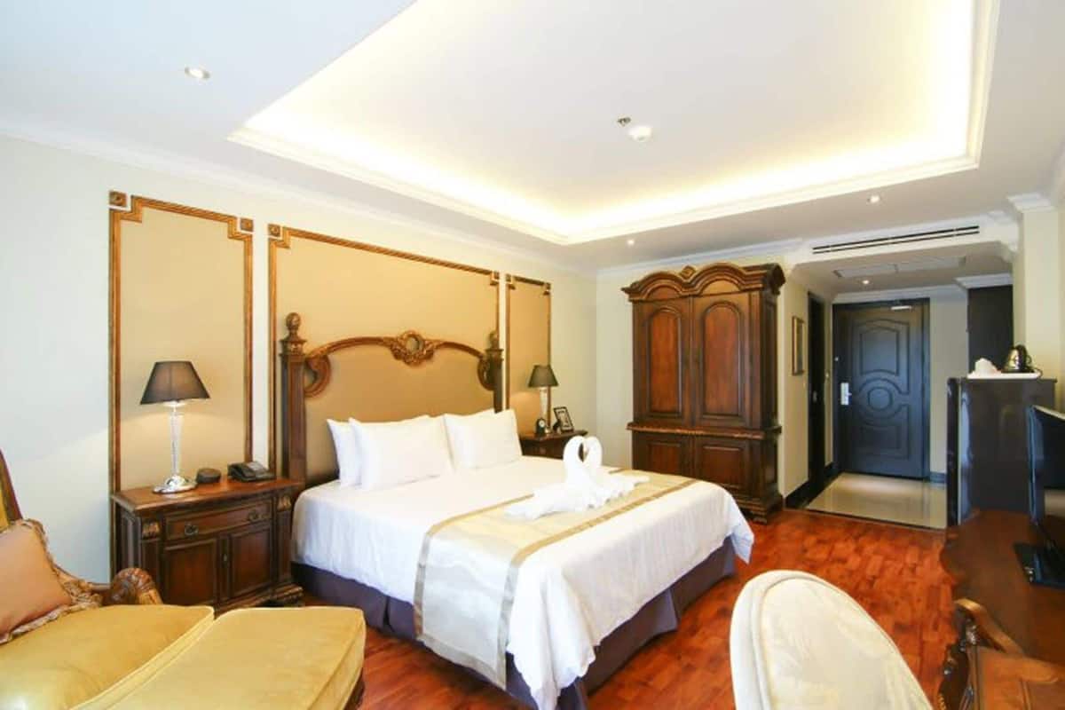 Minibar, in-room safe, desk, blackout drapes