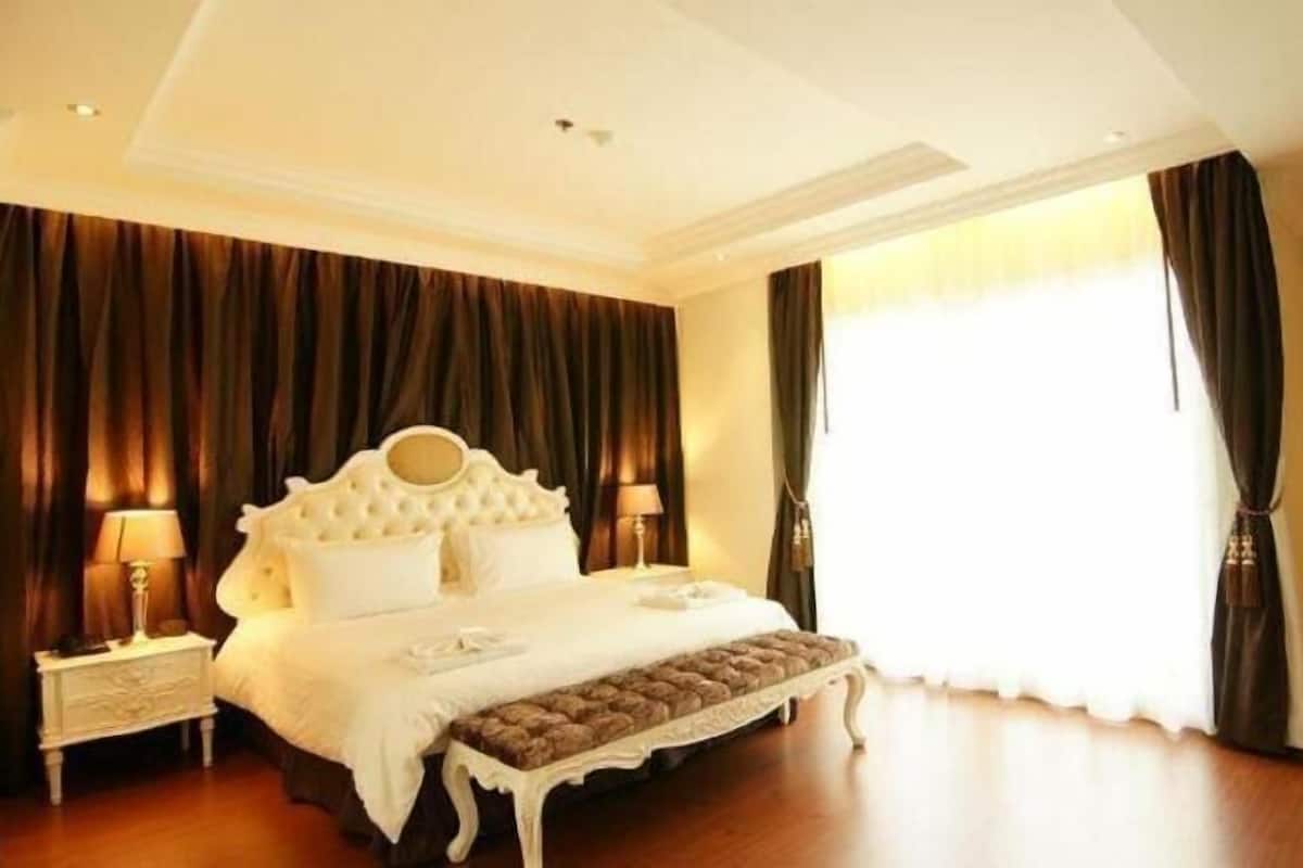 Minibar, in-room safe, desk, blackout drapes