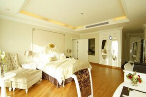Minibar, in-room safe, desk, blackout curtains - LK Miracle Suite (Pattaya)
