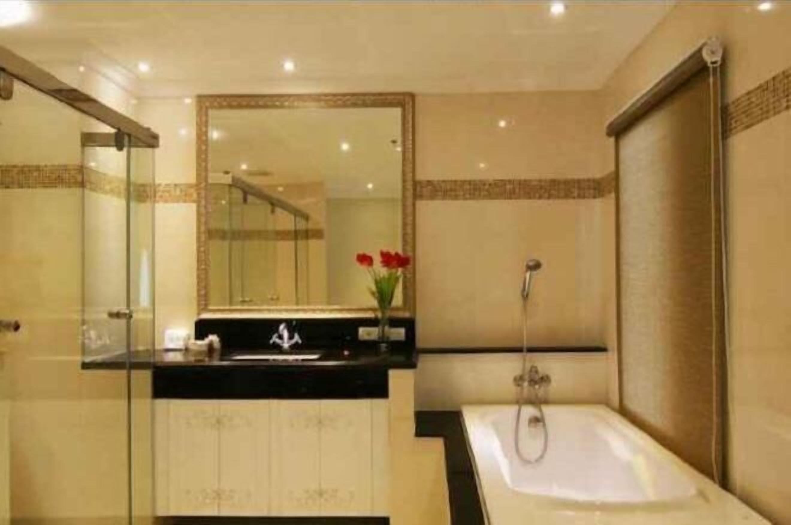 Bathroom | Separate tub and shower, deep soaking tub, rainfall showerhead