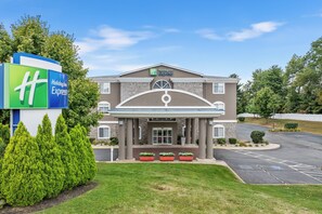 Exterior - Holiday Inn Express Hartford – Newington, by IHG (Newington)