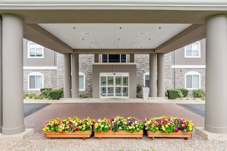 Exterior. Holiday Inn Express Hartford – Newington, by IHG