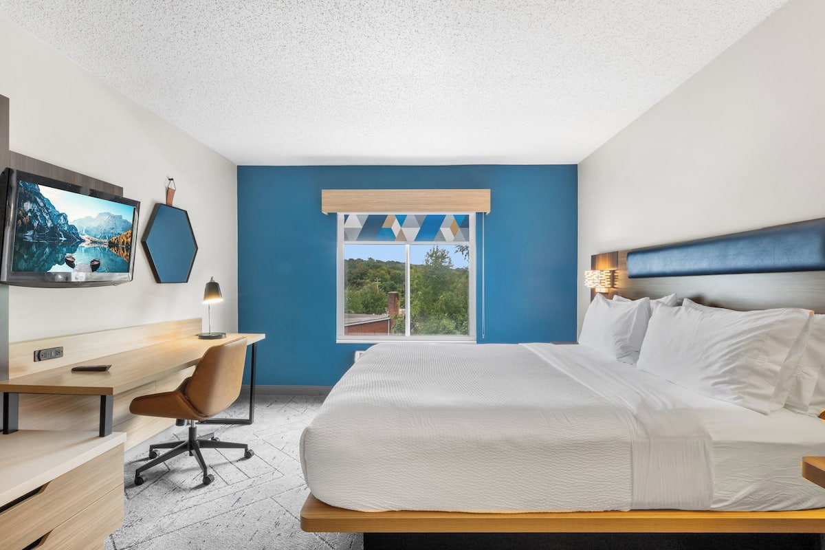 Standard Room, 1 King Bed (Leisure) | Iron/ironing board, free cribs/infant beds, rollaway beds, free WiFi