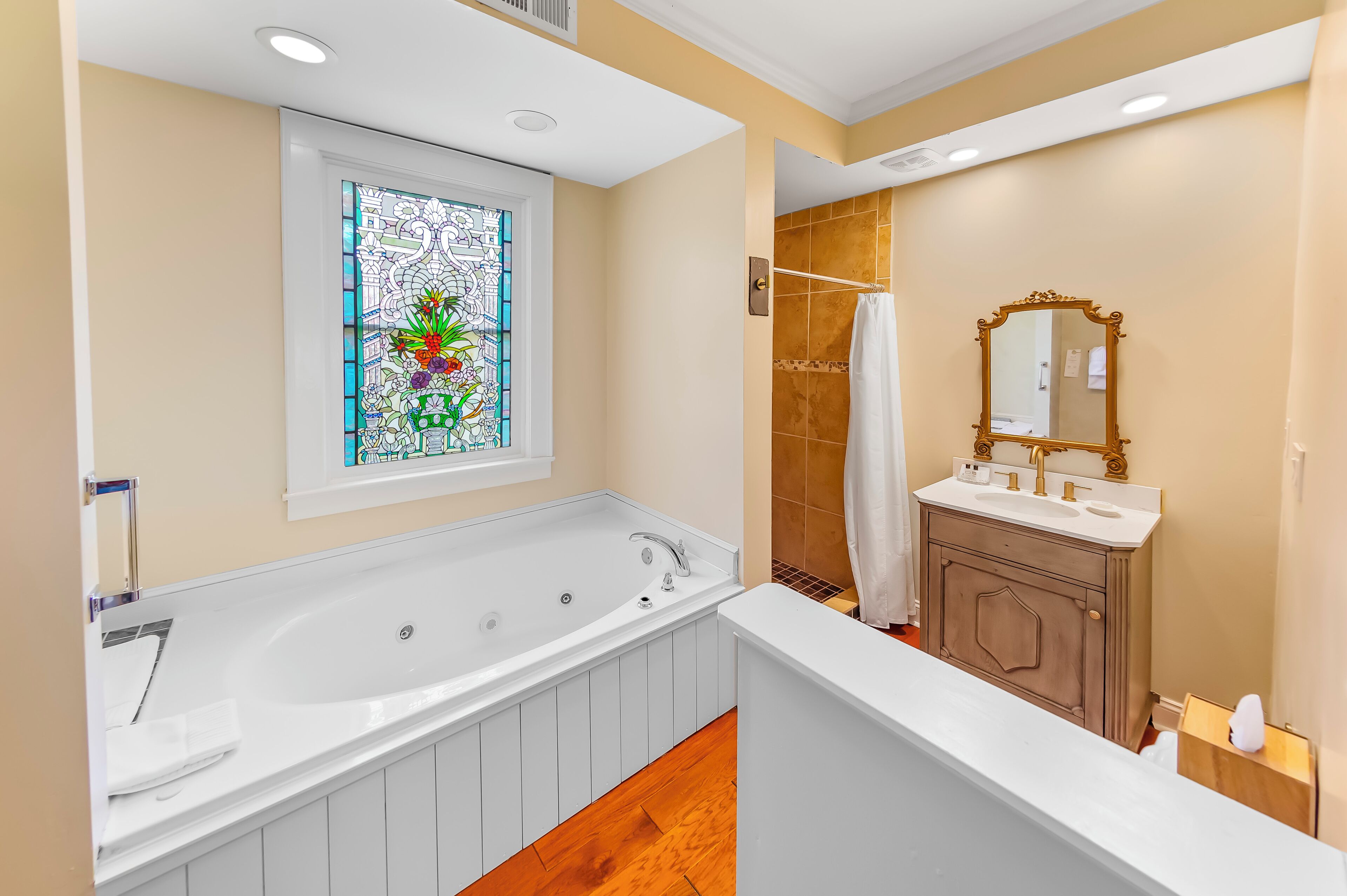 Phòng Deluxe, 1 giường cỡ queen, phòng tắm riêng (The King George III Suite) | Phòng tắm | Vòi sen/bồn tắm kết hợp, bồn tắm thủy lực 