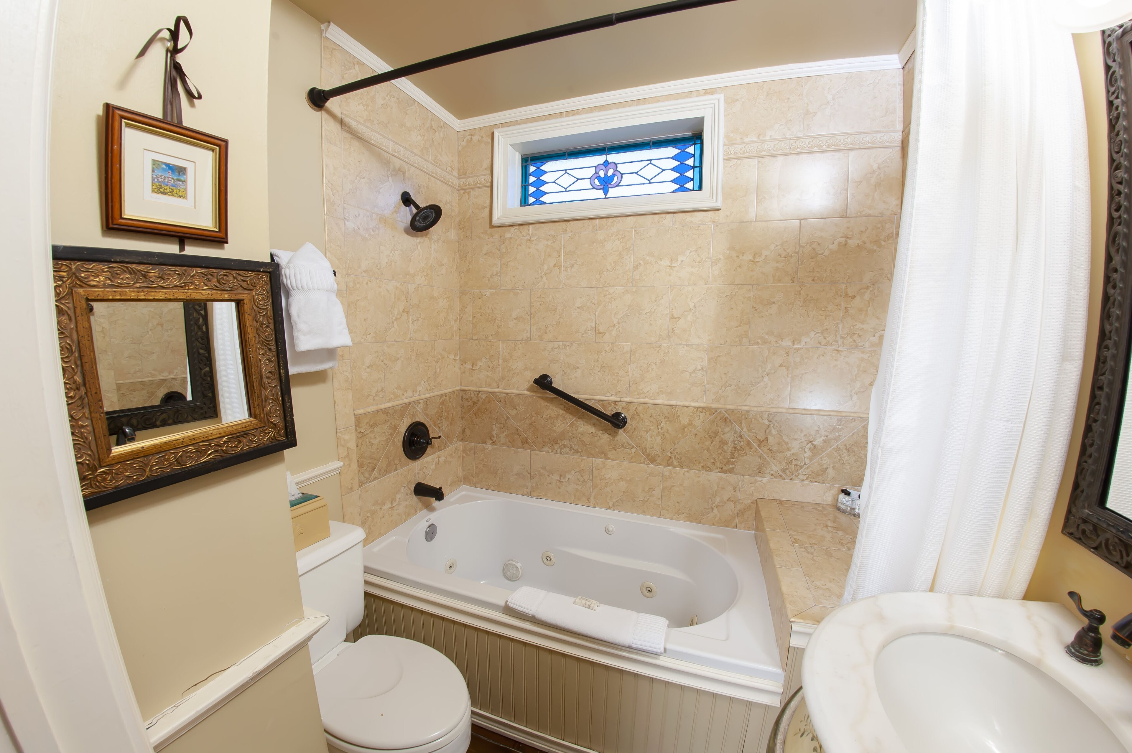 Een badkamer met een bad, toilet en wastafel.