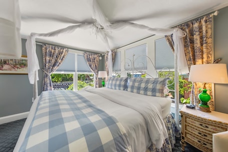 Romantic Room, Private Bathroom (The Hidden Room) | Egyptian cotton sheets, premium bedding, individually decorated