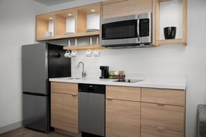 Lemari es besar, microwave, kompor, dan mesin pencuci piring