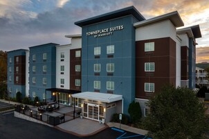 Un hotel de varios pisos con un cartel que dice 'Towneplace Suites by Marriott'.