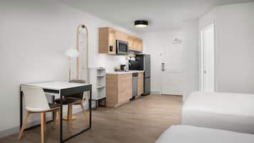 Refrigerador con freezer, microondas, placa de cocina, lavavajillas