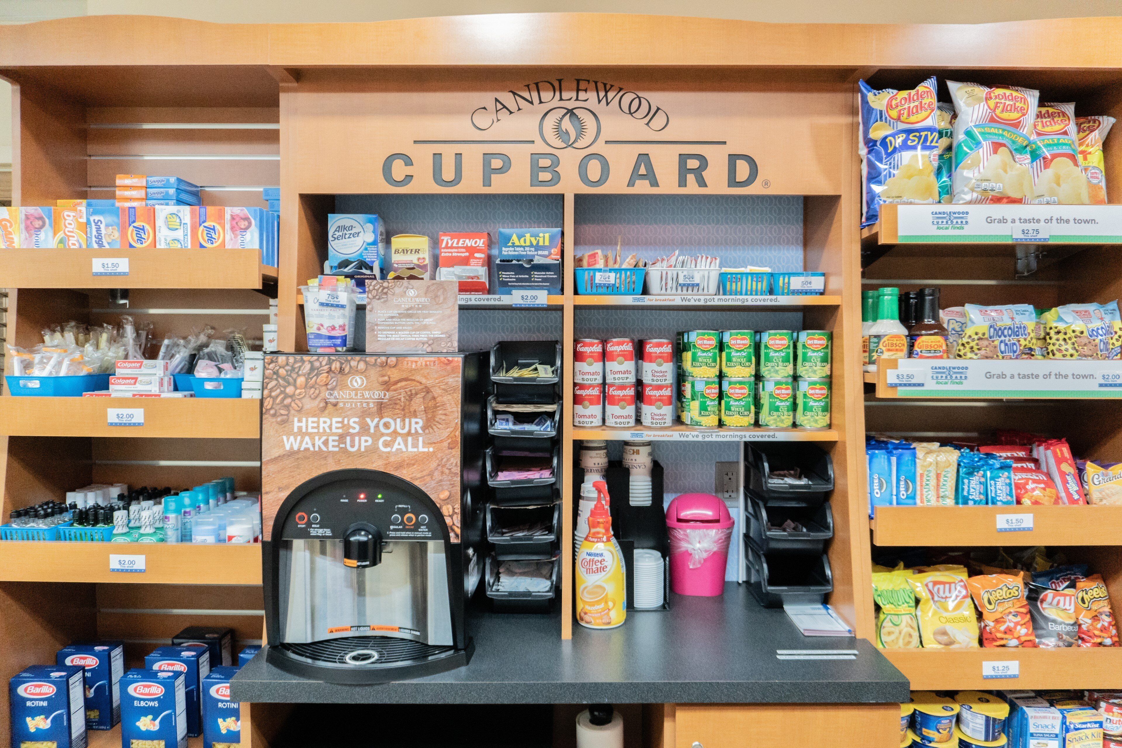 Un buffet de la marque Candlewood contenant divers produits alimentaires et une machine à café.